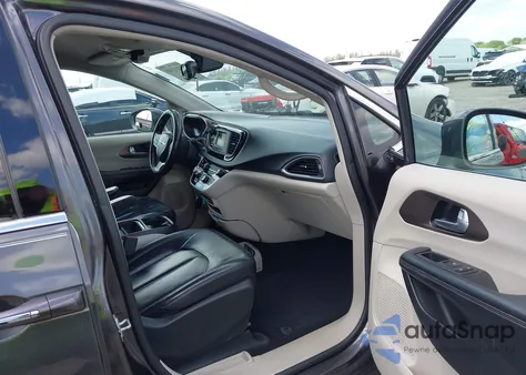 2017 Chrysler Pacifica Touring-L z USA, uszkodzony, nr VIN 2C4RC1BG9HR613024